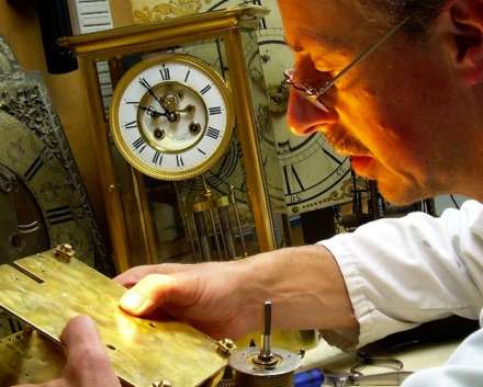 Bernard Meier aan het werk in zijn atelier. (foto: Klokkendokter.com)